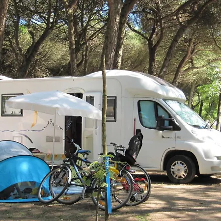 Kamp alanı Piomboni Village *