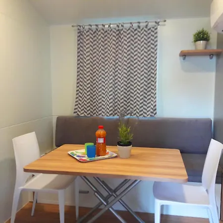 Kamp alanı Piomboni Village *