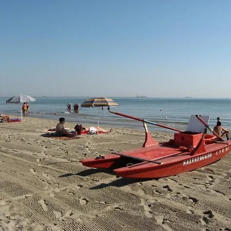 Kamp alanı Piomboni Village *