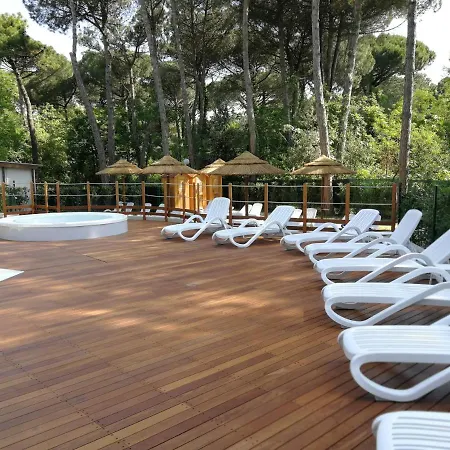 Kamp alanı Piomboni Village *